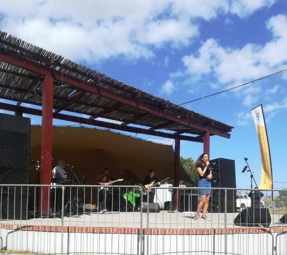 Hannah Kerchhoff performing live